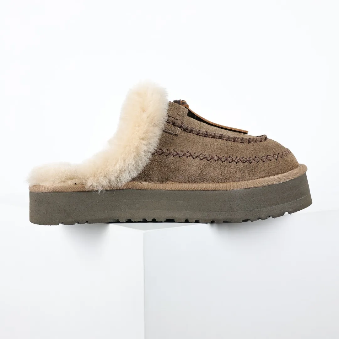 Pick up locally 💰580 Core recommendation with good price It is a very suitable choice for keeping warm in winter and at home. In the new year, uug has launched a series of styles, which are partial to the preferences of young consumers and have also moved to the forefront of fashion trends. Shoe body material Water-repellent coated suede upper 17mm UGGPURE™ implanted wool insole Lightweight non-slip comfortable rubber outsole With brand LOGO trademark Comes with a full set of packaging Size: 35 36 37 38 39 40